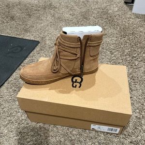 Size 6 brand new Ugg Reid boots